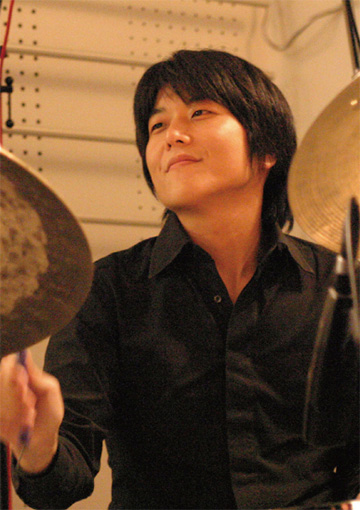 海野俊輔（drums）