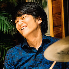 海野俊輔 (Drums)